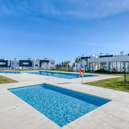 Luxury Coastal Sea Views Pool & Parking Lejlighed