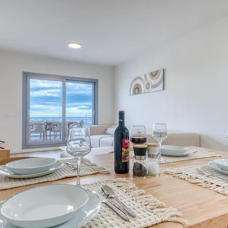 Luxury Coastal Sea Views Pool & Parking Lejlighed